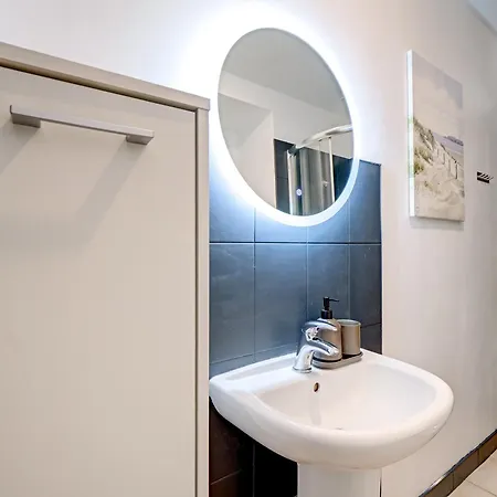 Modern In Location Apartment